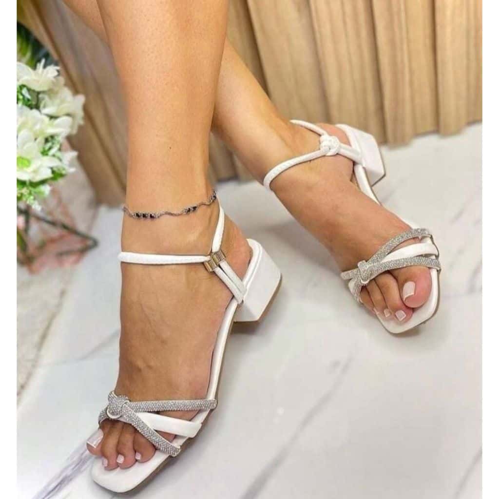 pronta entrega envio imediato Sandália Saltinho 4 cm Tira de Strass Brilho  Calce Fácil Confortável elegante dia a dia, imagem 1 de 1