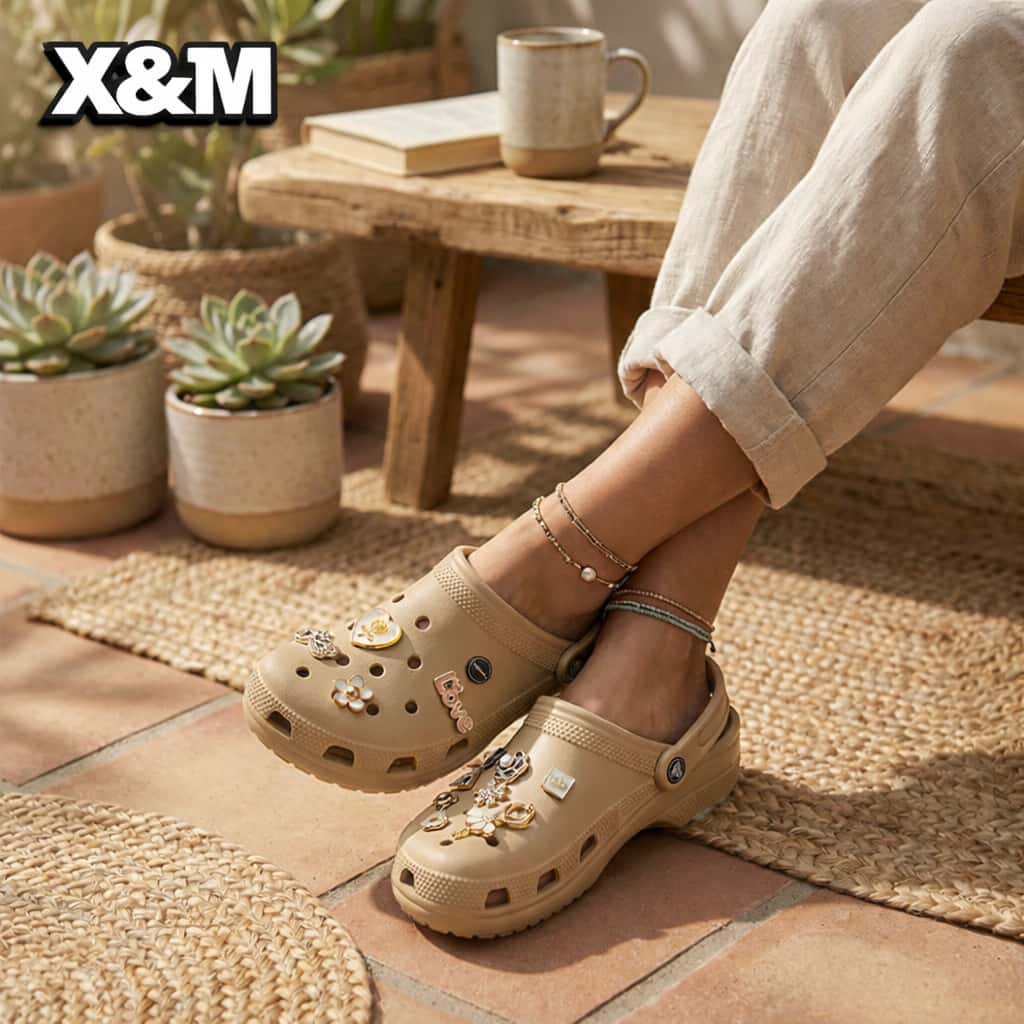Chinelo BABUCHE PLATAFORMA ALTA NUVEM MACIA 100 % DECORADA COM BÓTONS PINGENTES EM ABS CONFORTÁVELSandália Confortável, imagem 1 de 1
