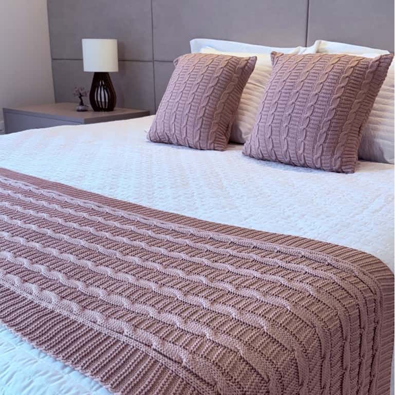 Kit Peseira Manta Cama Casal Queen King + Capas Almofadas Luxo Decorativa Tricot Quarto Sala Sofá FI, imagem 1 de 1